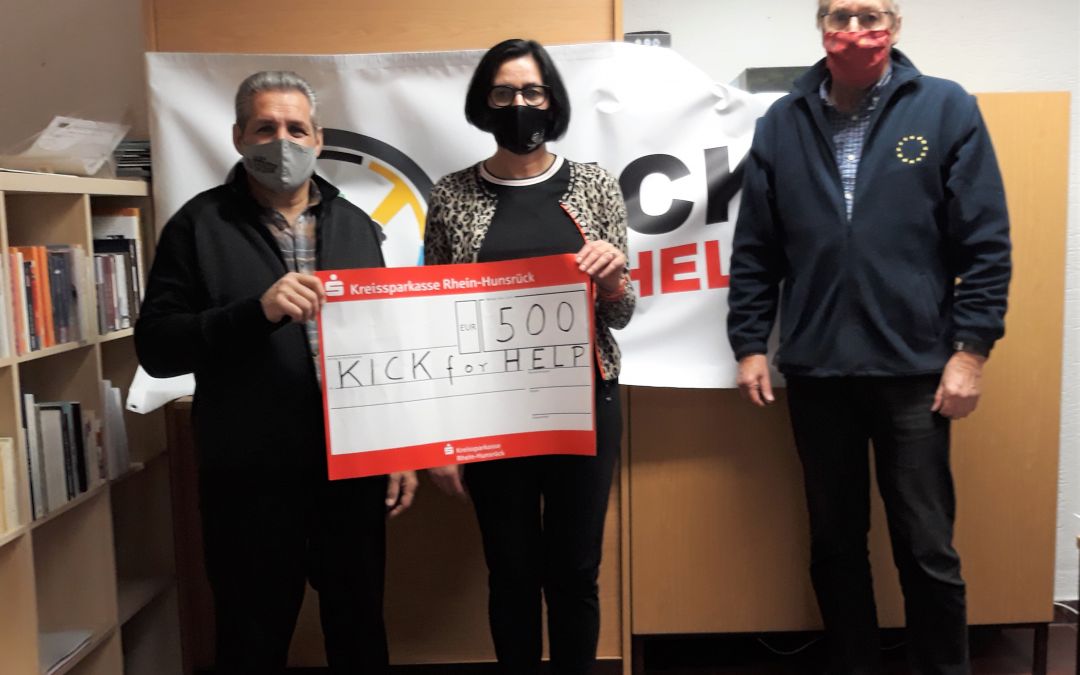 500 Euro Spende für Sinti- und Roma-Projekt Kick for Help