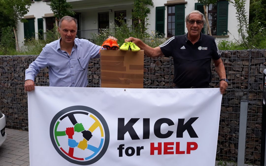 Kick for Help spendet Fußballschuhe für Kinder aus dem Ahrtal
